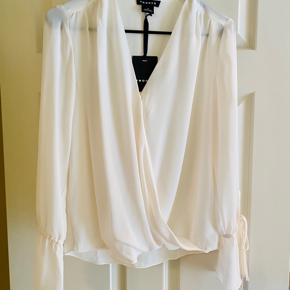 NEW White Sexy Blouse Flowy and ties at wrist. Classy Gorgeous ❤️